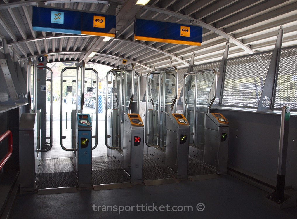 Connexxion and NS ticket gates (Amersfoort, 2018)