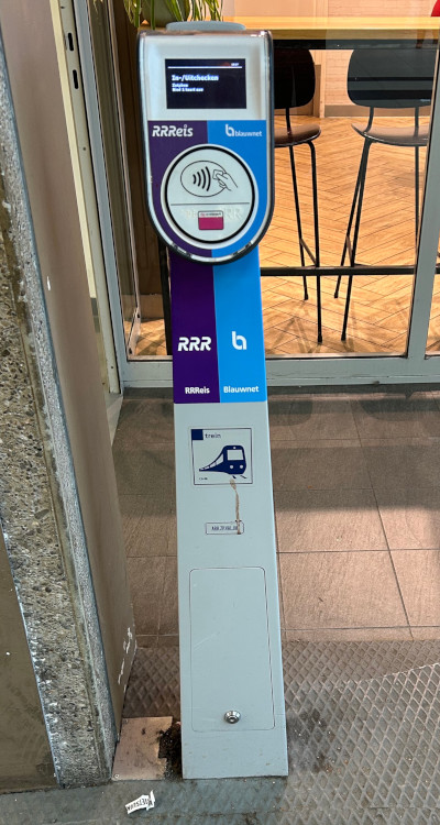 RRReis and Blauwnet validator OV-chipkaart (Zutphen, 2025)